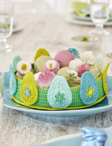 Veľkonočný košík s farebnými vajíčkami